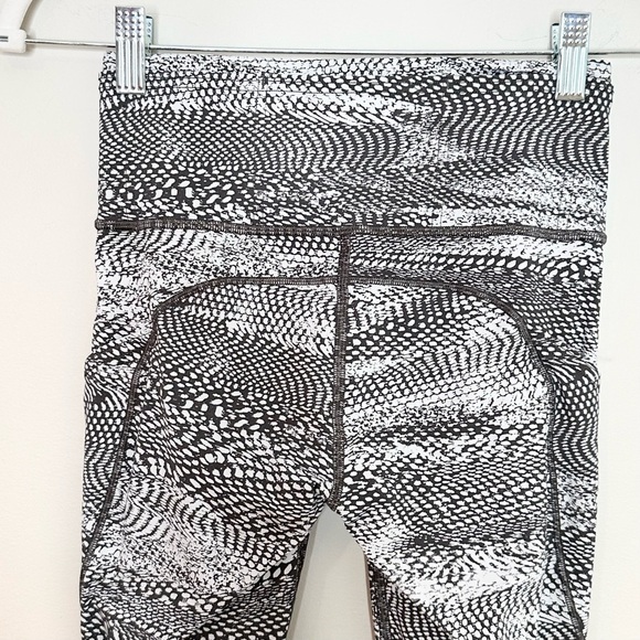 Lululemon In Movement Size 4 Crop Everlux 19" Swerve Vapor Metal Grey Legging - Picture 7 of 9